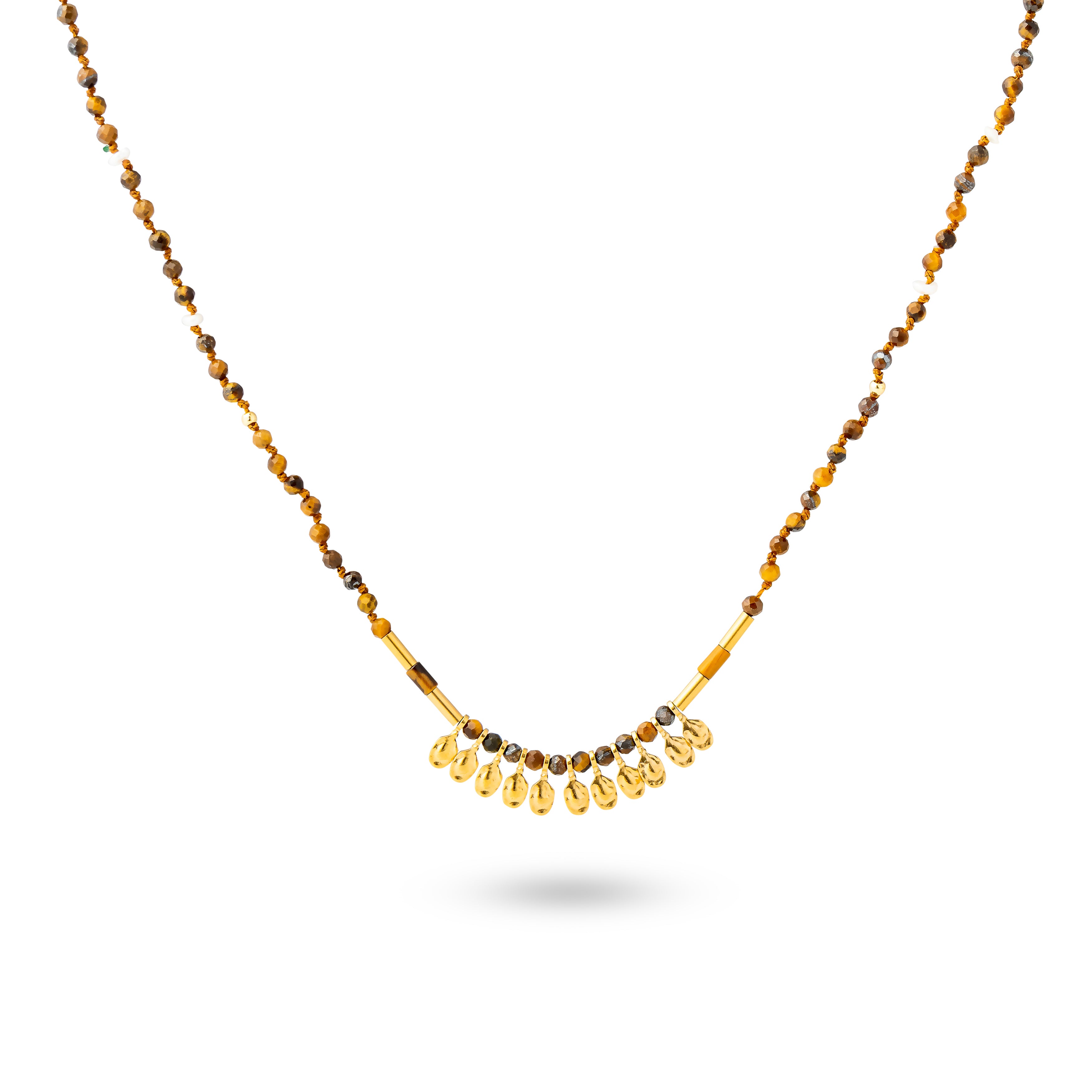 Collier doré Sanda oeil de tigre orné de pierres naturelles - Bijou photographié sur fond blanc