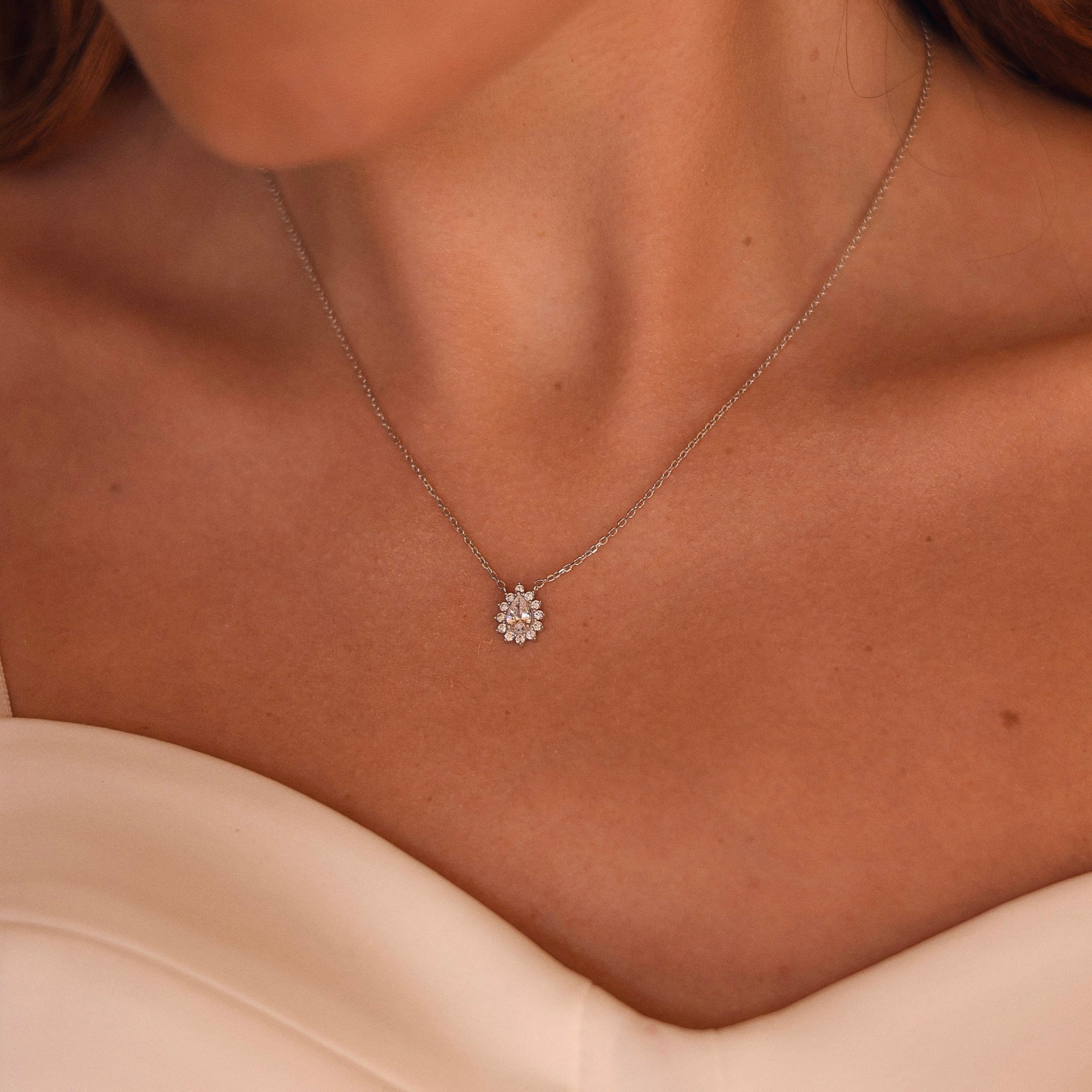 Collier argenté ROMINA en argent 925 et zircons - Collection Cérémonie - Bijou porté