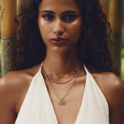 Collier doré Auri œil zircons multicolores - Bijou porté