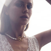 Collier doré et nacre Caly - Bijou porté