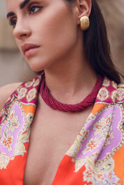 Collier statement doré Izoenn fuchsia multi-rangs en perles de verre montées sur fil à porter torsadé - Bijou porté