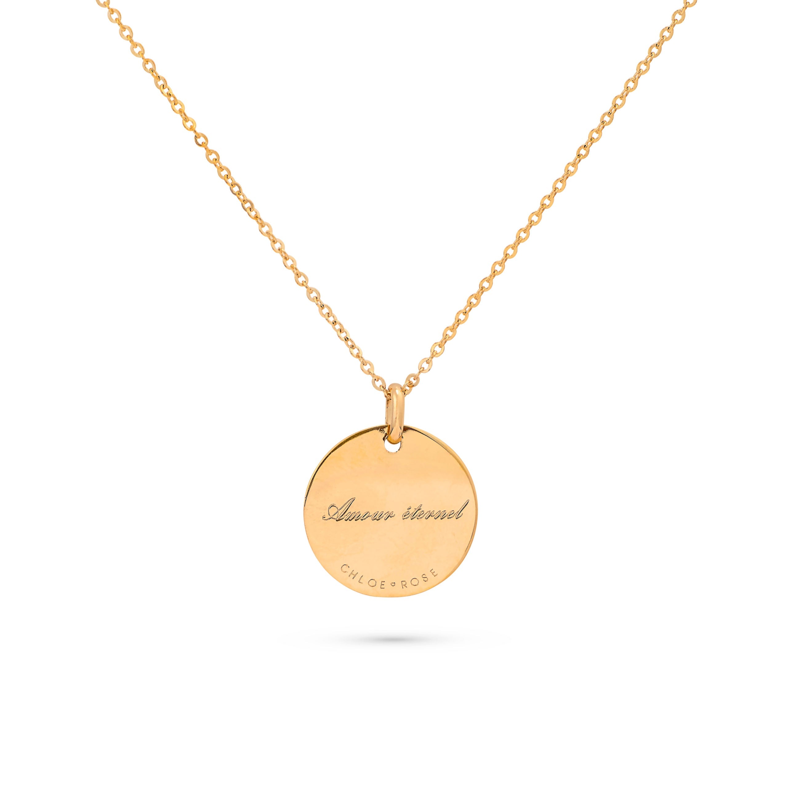 Collier Mantra Cœur laiton doré 3 microns imaginé et créé par CHLOE ROSE - Bijou photographié sur fond blanc côté gravure