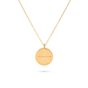 Collier Mantra Soleil laiton doré 3 microns imaginé et créé par Chloé Rose - Bijou photographié sur fond blanc côté gravure