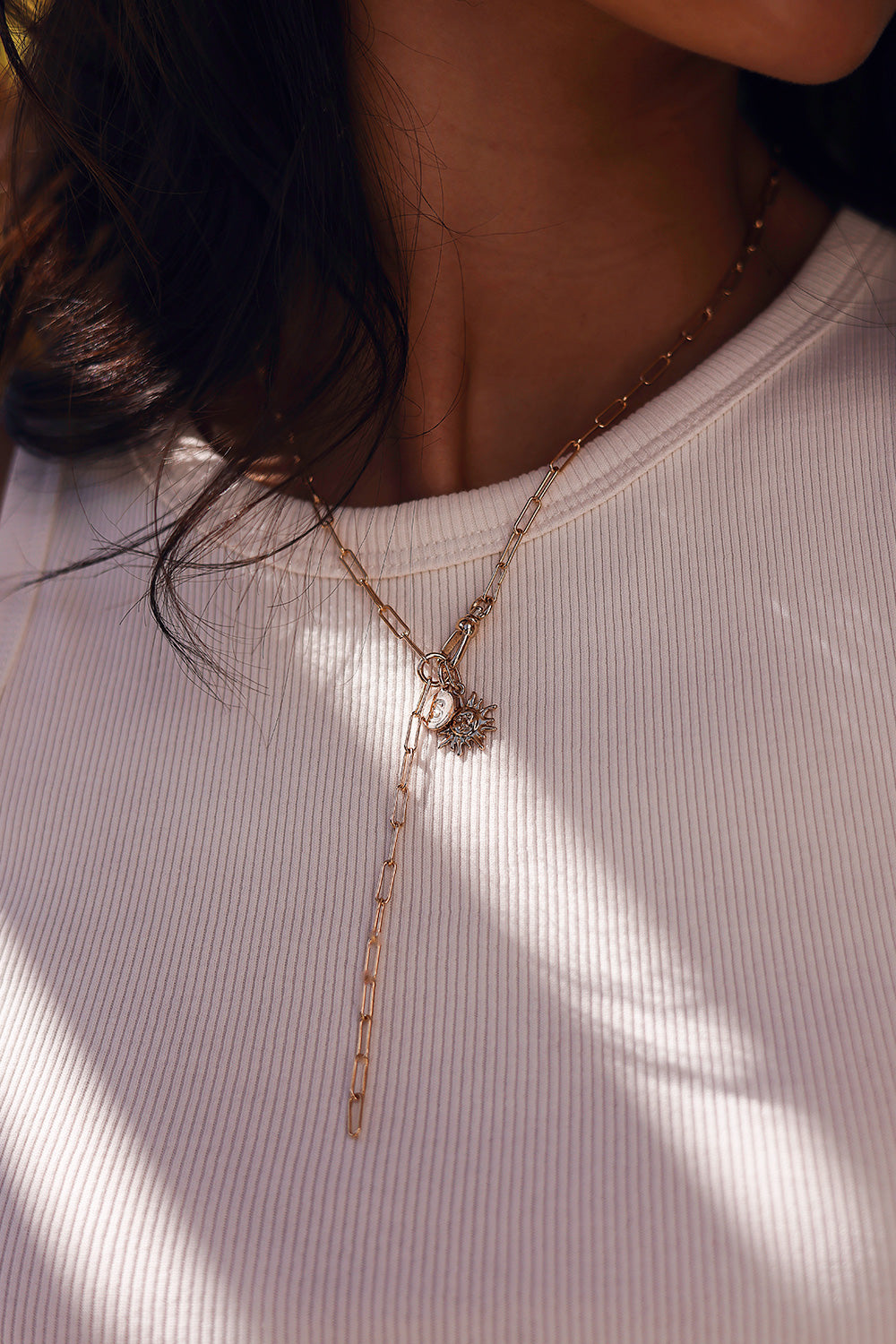 Collier cravate doré pour charms Janya - Bijou porté focus