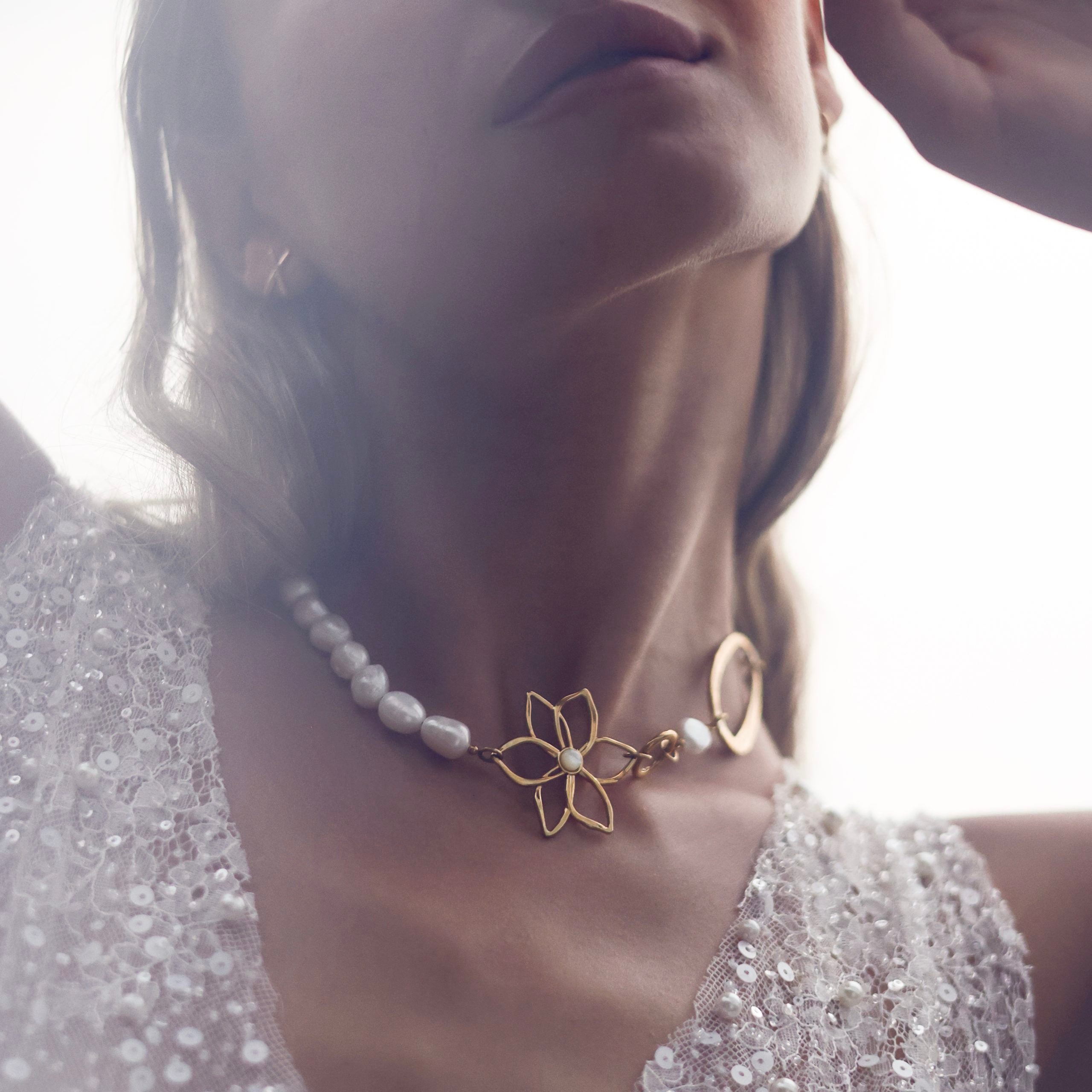 Collier doré et nacre Caly - Bijou porté