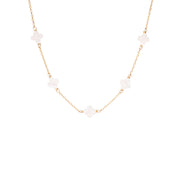 Collier doré trèfles en nacre Eve - Bijou photographié sur fond blanc