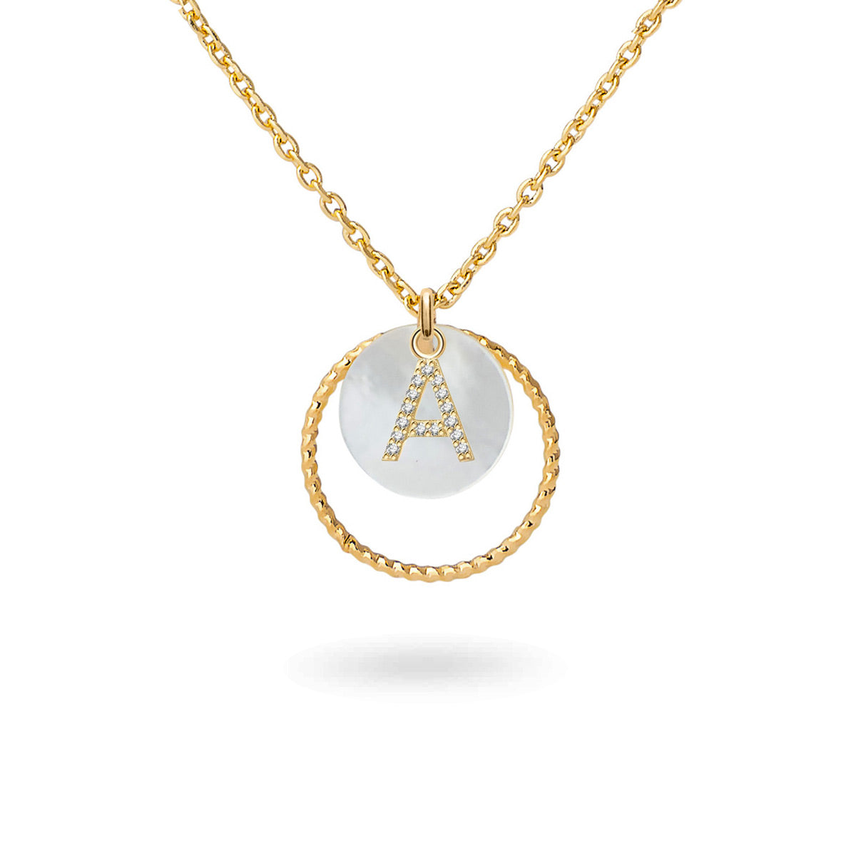 Collier personnalisable doré pour initiale Nala S - Bijou sur fond blanc