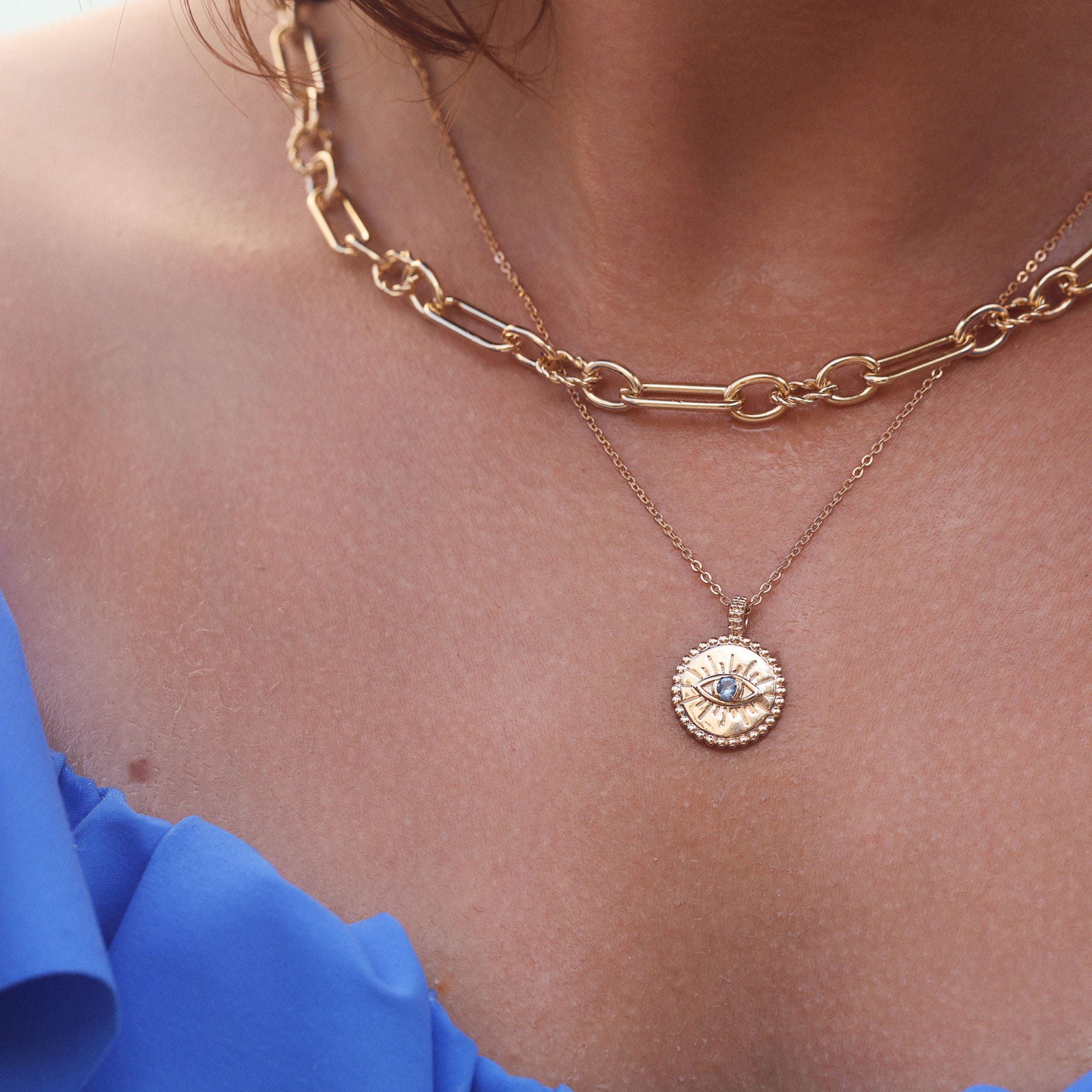 Collier doré médaille ronde œil zircon bleu - Bijou porté