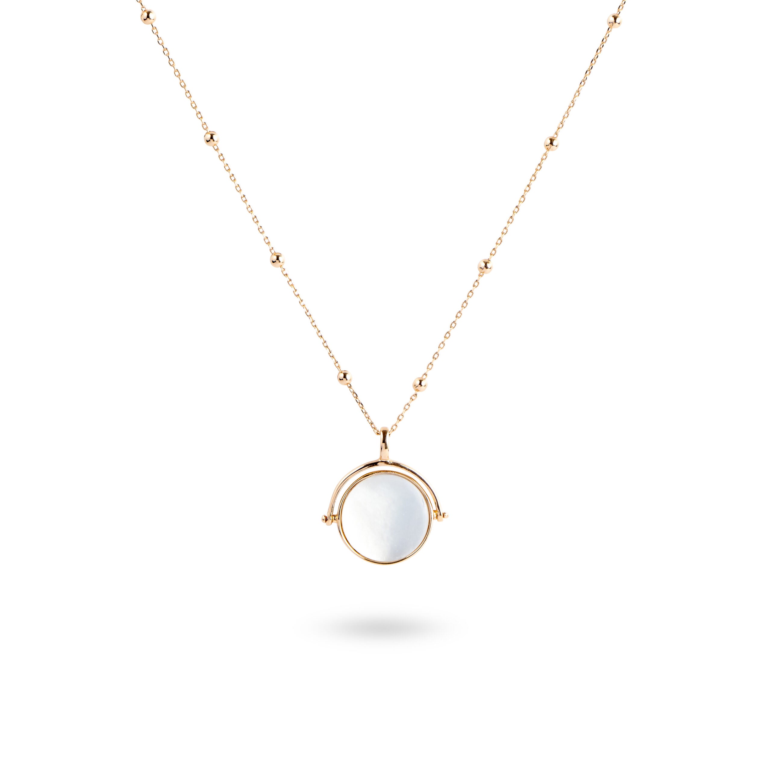 Collier doré personnalisable pour gravure nacre Joy - Bijou sur fond blanc