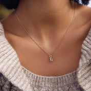 Collier personnalisable initiales et charms doré Addison - Bijou porté