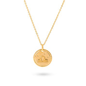 Collier doré signe astrologique Balance - Bijou photographié sur fond blanc