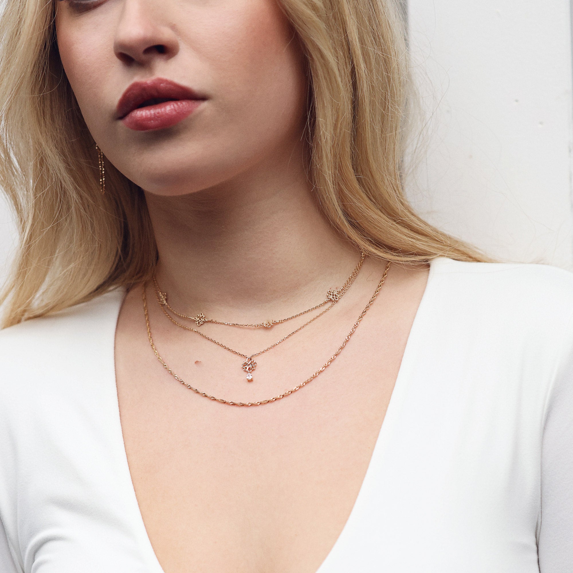 Collier doré nœud de l’infini avec pendentif zircon Joanie - Bijou porté