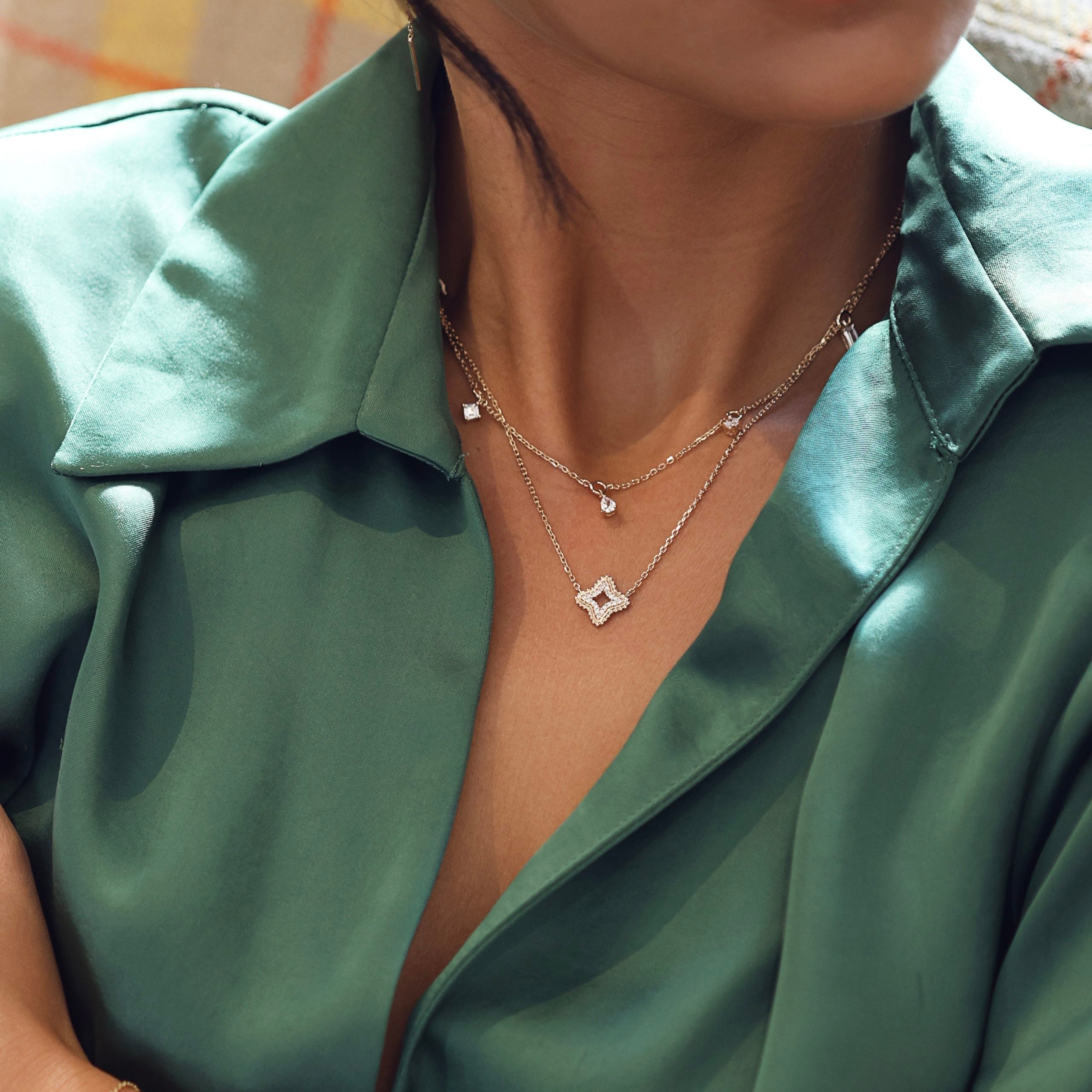 Collier doré pampilles zircons Catherine - Bijou porté