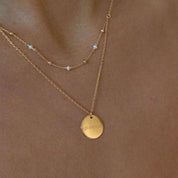 Collier double dore personnalisable pour gravure nacre Ava - Bijou porté