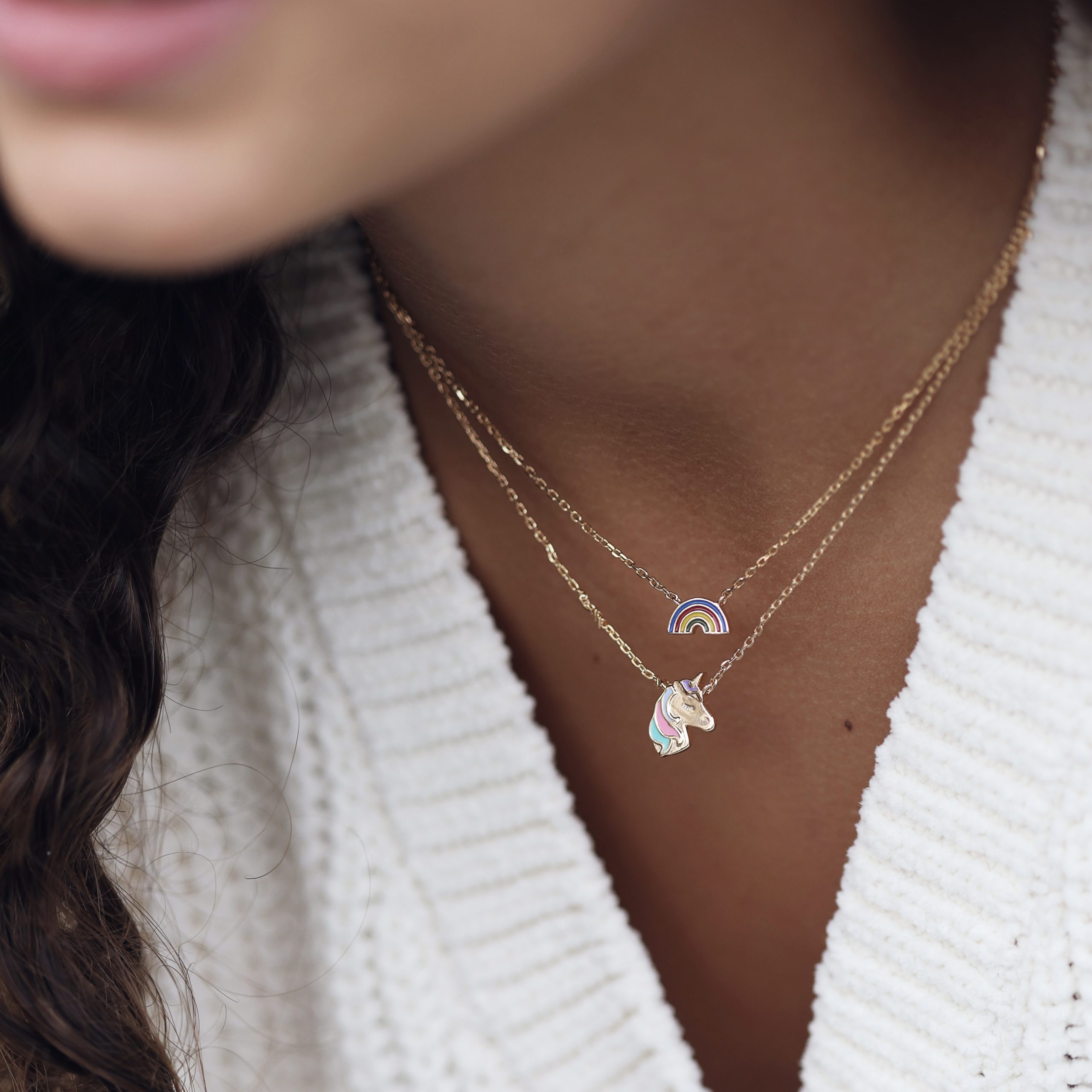 Collier pour enfant doré avec un pendentif Licorne - Bijou porté
