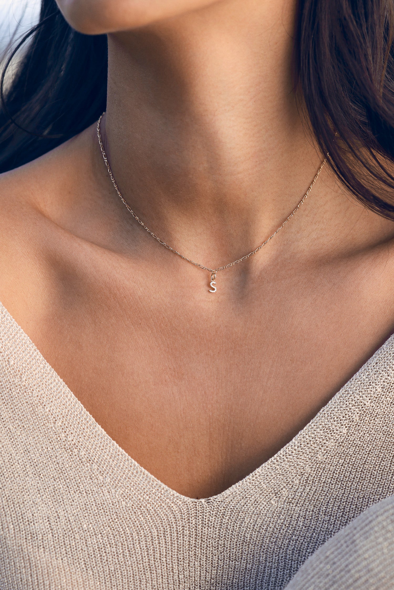 Collier personnalisable doré Marta maille fine pour initiales et charms coeur - Bijou porté