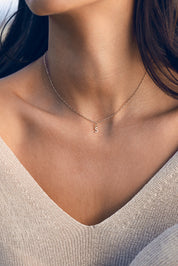 Collier personnalisable doré Marta maille fine pour initiales et charms coeur - Bijou porté