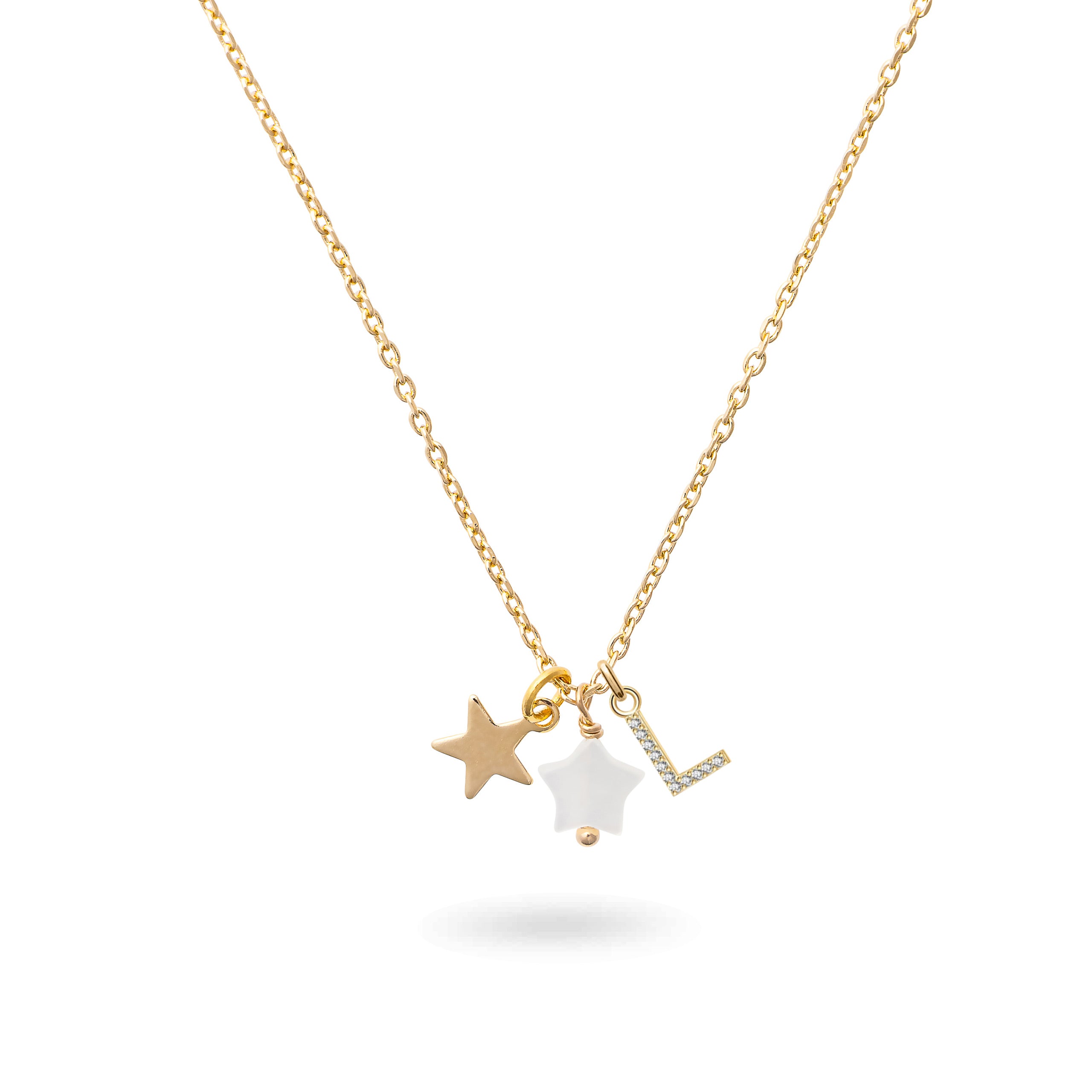 Collier personnalisable doré pour initiale Ama - Bijou sur fond blanc