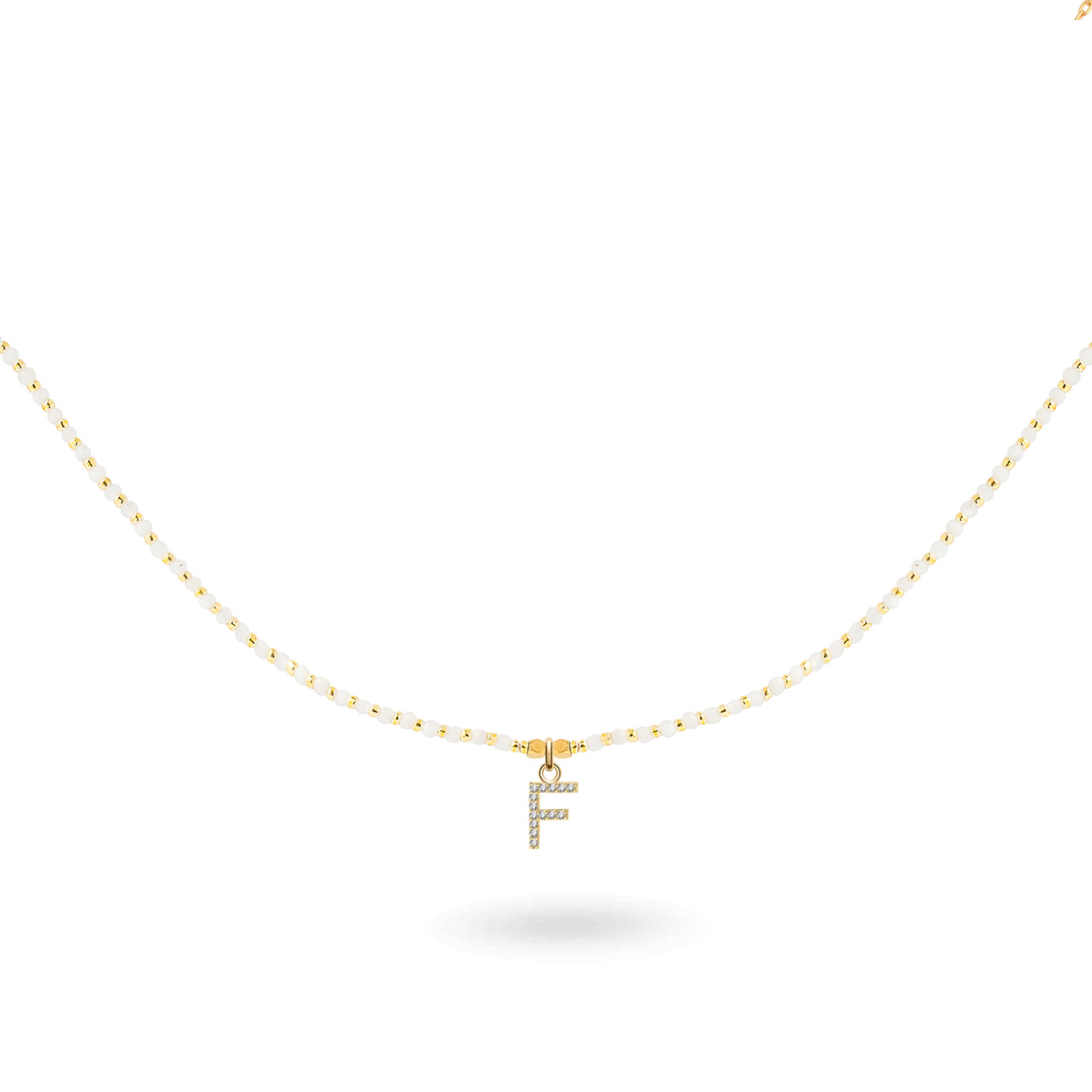 Collier doré personnalisable initiales et charms Nelia agate blanche - Bijou photographié sur fond blanc