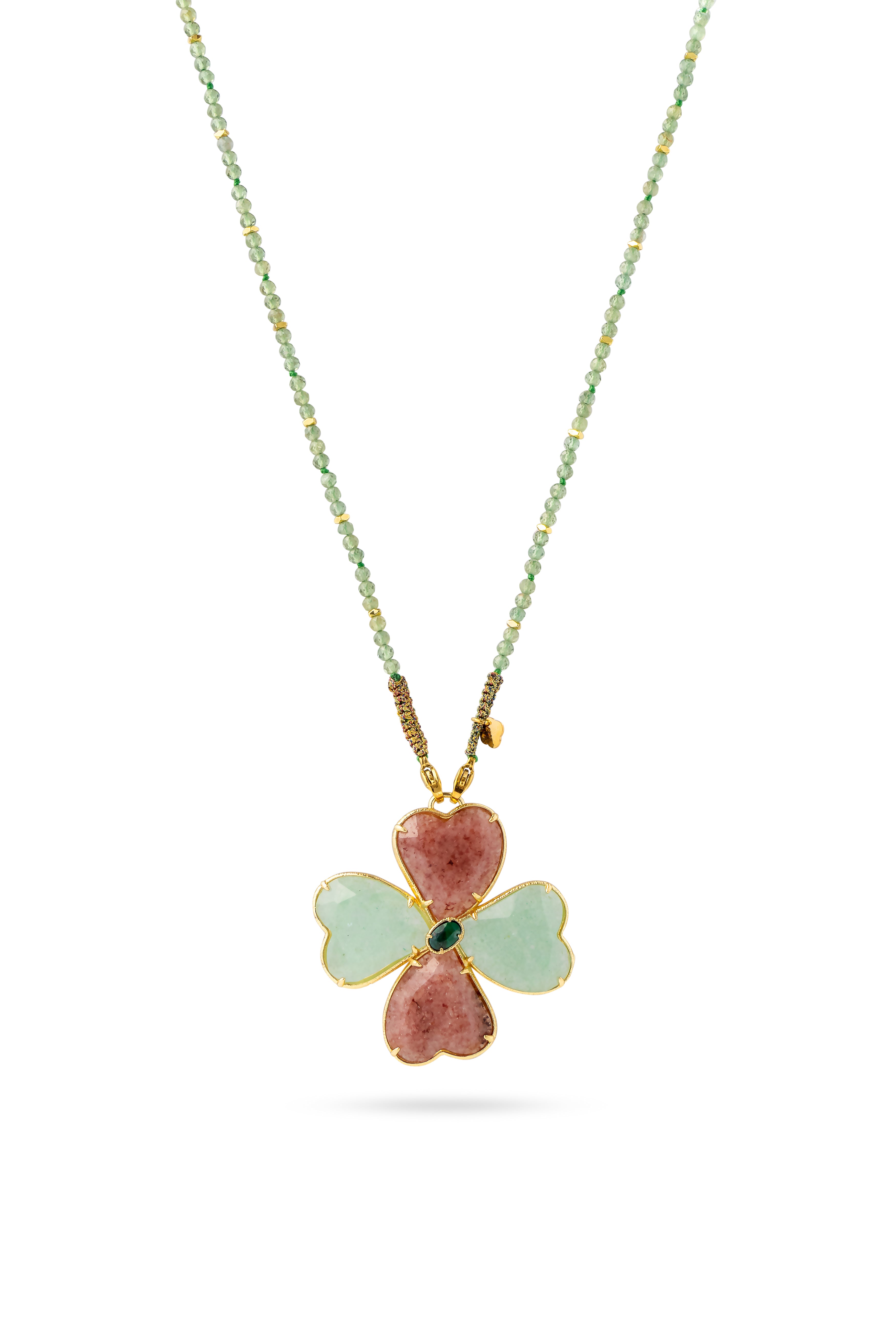 Collier sautoir Malaurie sur fil doré composé de perles en aventurine avec un pendentif en forme de trèfle serti d'aventurine, de quartz fraise et de malachite - Bijou sur fond blanc