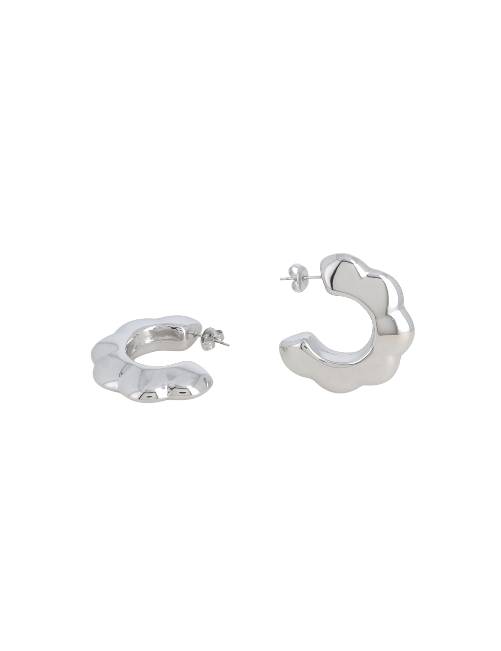 Boucles d'oreilles créoles argentées Floria  en forme de fleur - Bijou sur fond blanc