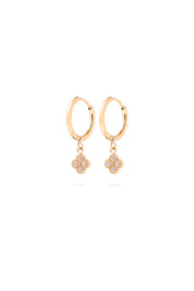 Boucles d'oreilles mini créoles dorées Kaelie avec pendentif trèfle serti de zircons - Bijou photographié sur fond blanc