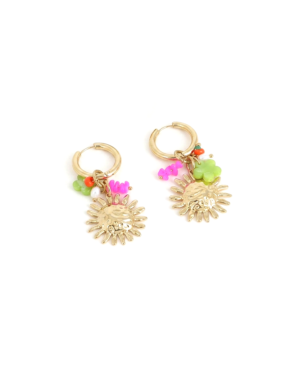 Boucles d'oreilles mini créoles dorées Syria avec pendentifs soleil, fleur et pierres naturelles - Bijou sur fond blanc