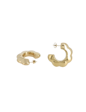 Boucles d'oreilles créoles dorées Floria en forme de fleur - Bijou sur fond blanc