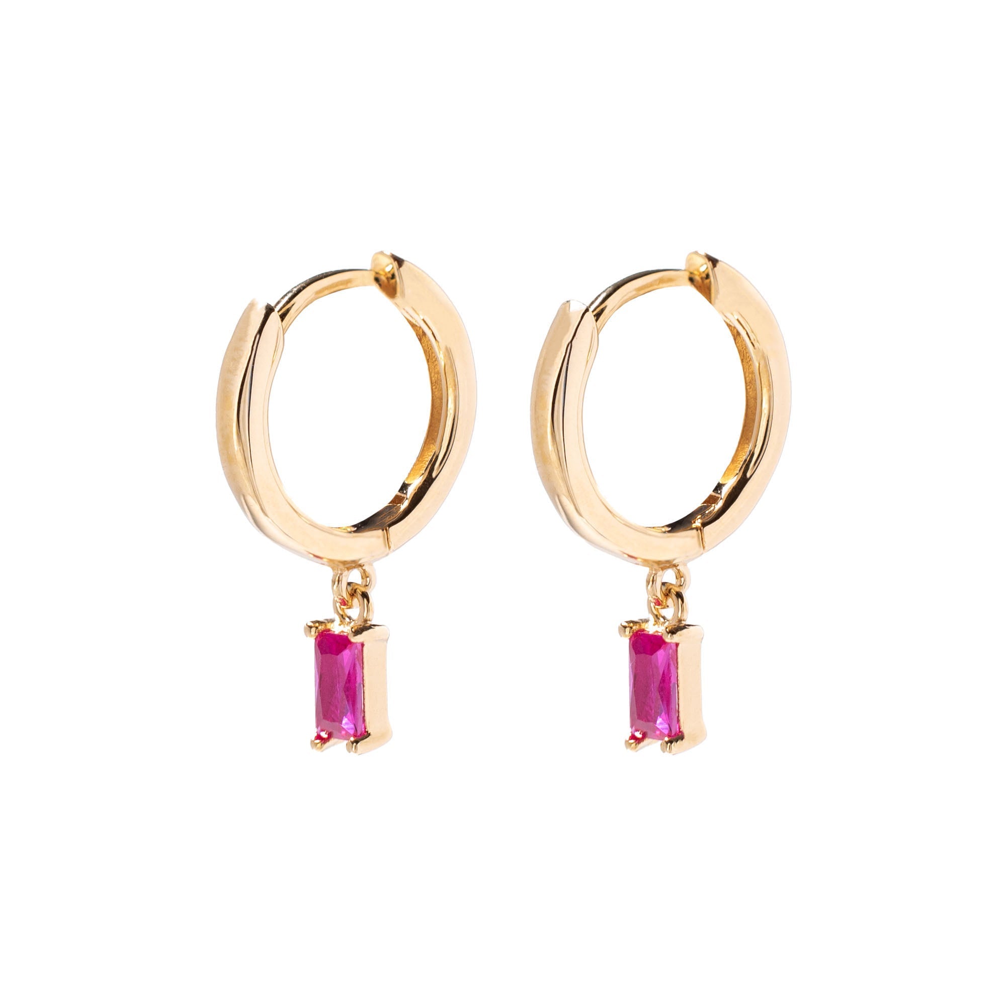 Boucles d'oreilles mini créoles Amisha pendentif zircons roses rectangulaires - Bijou photographié sur fond blanc