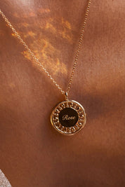 Médaille dorée Shams L au contour ajouré pour gravure - Bijou porté