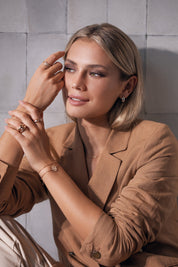 Grosse bague Manoa dorée avec un nœud - Bijou porté