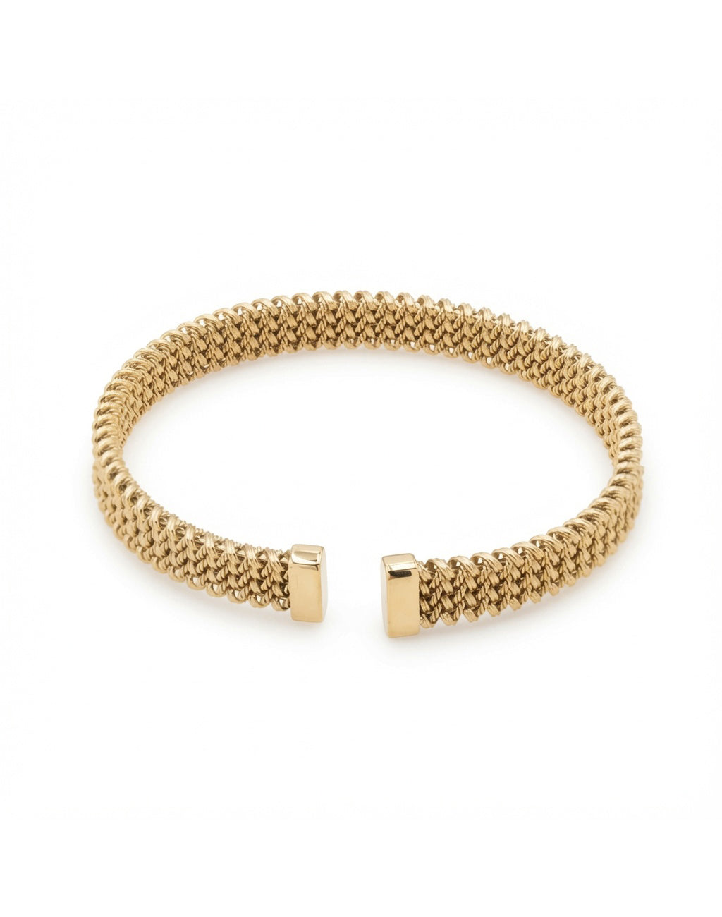 Jonc ouvert doré Maeline 8mm maille tressée - Bijou sur fond blanc