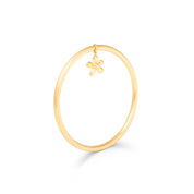Jonc doré Charlene fleur brossé orné d'un pendentif fleur - Bijou photographié sur fond blanc