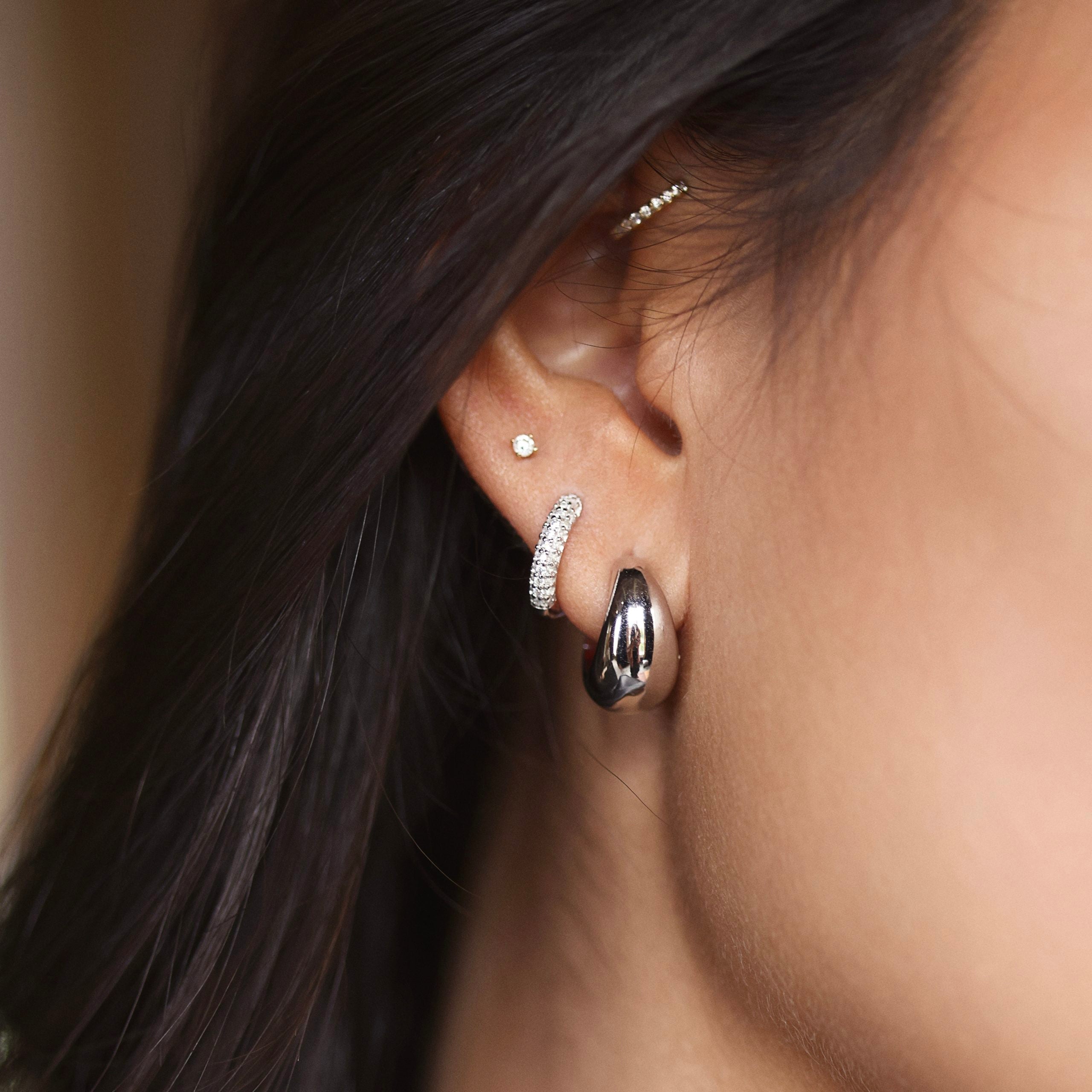 Mini créoles argent zircons LOANE - Bijou porté