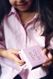 petite fille qui ouvre un écrin à bijou Chloé Rose