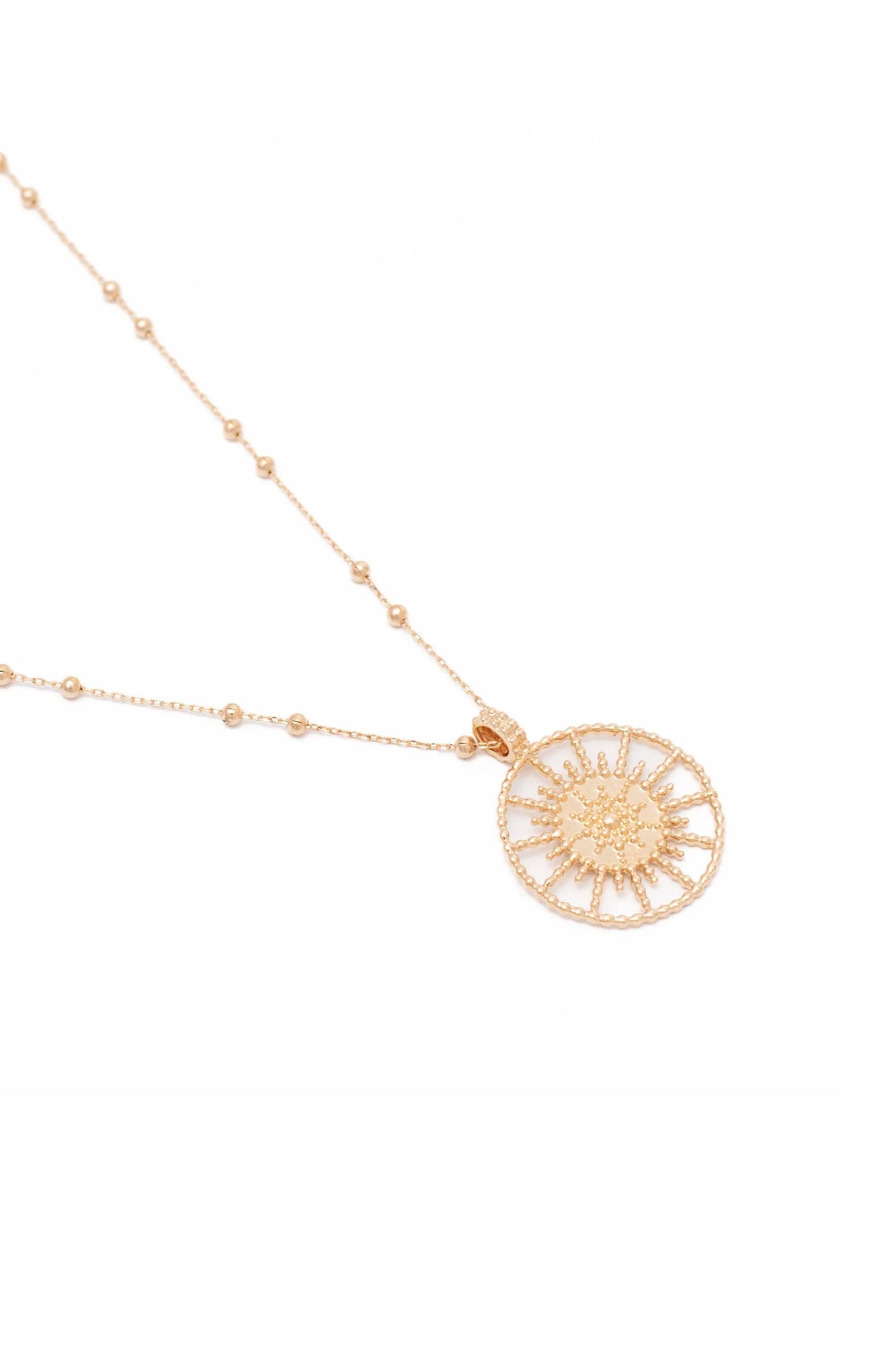 Collier doré soleil et chaîne perlée - Bijou photographié sur fond blanc