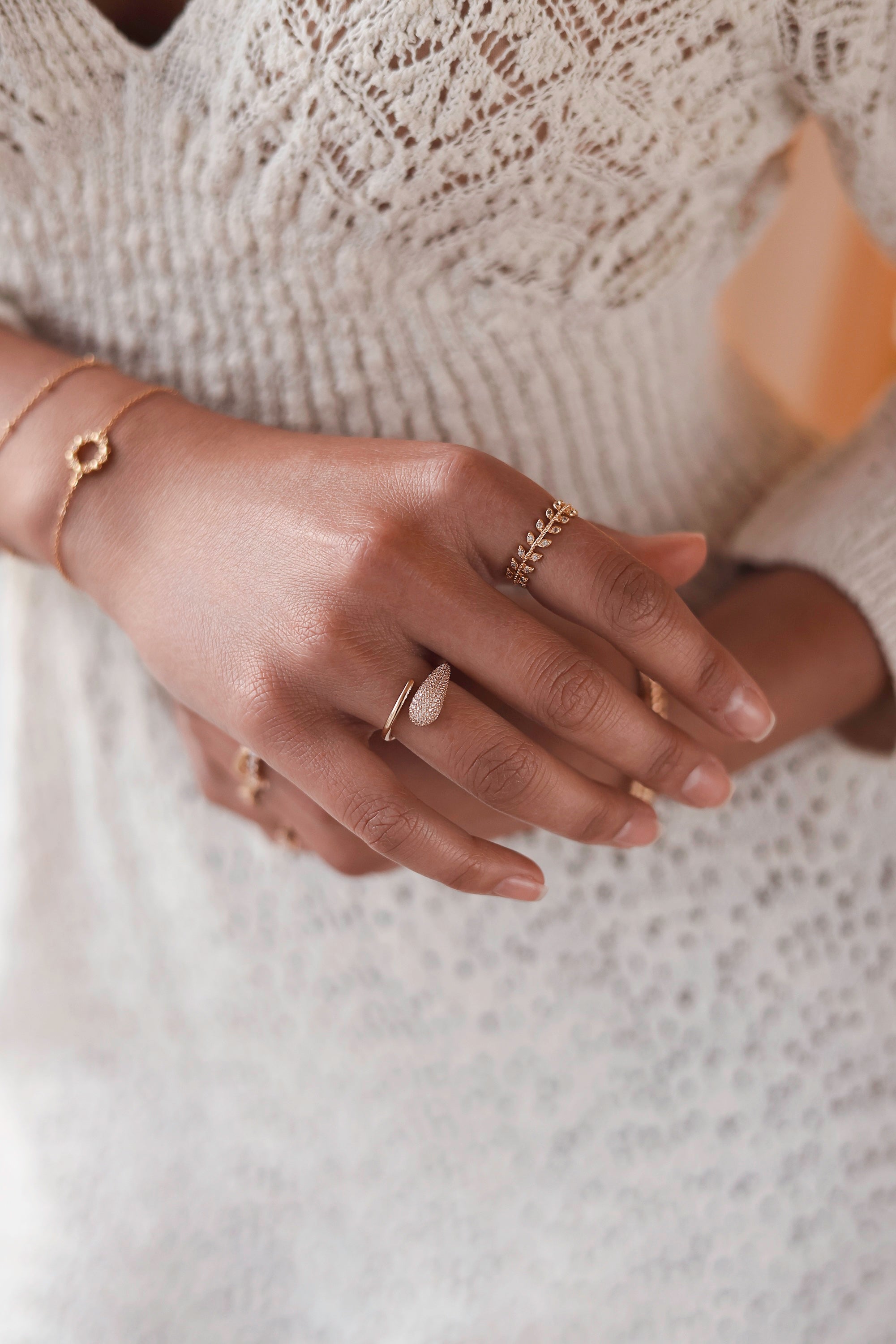 Bague dorée Alexane zircons feuilles de laurier - Bijou porté