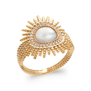 Bague dorée Angela soleil, nacre et zircons - Bijou photographié sur fond blanc