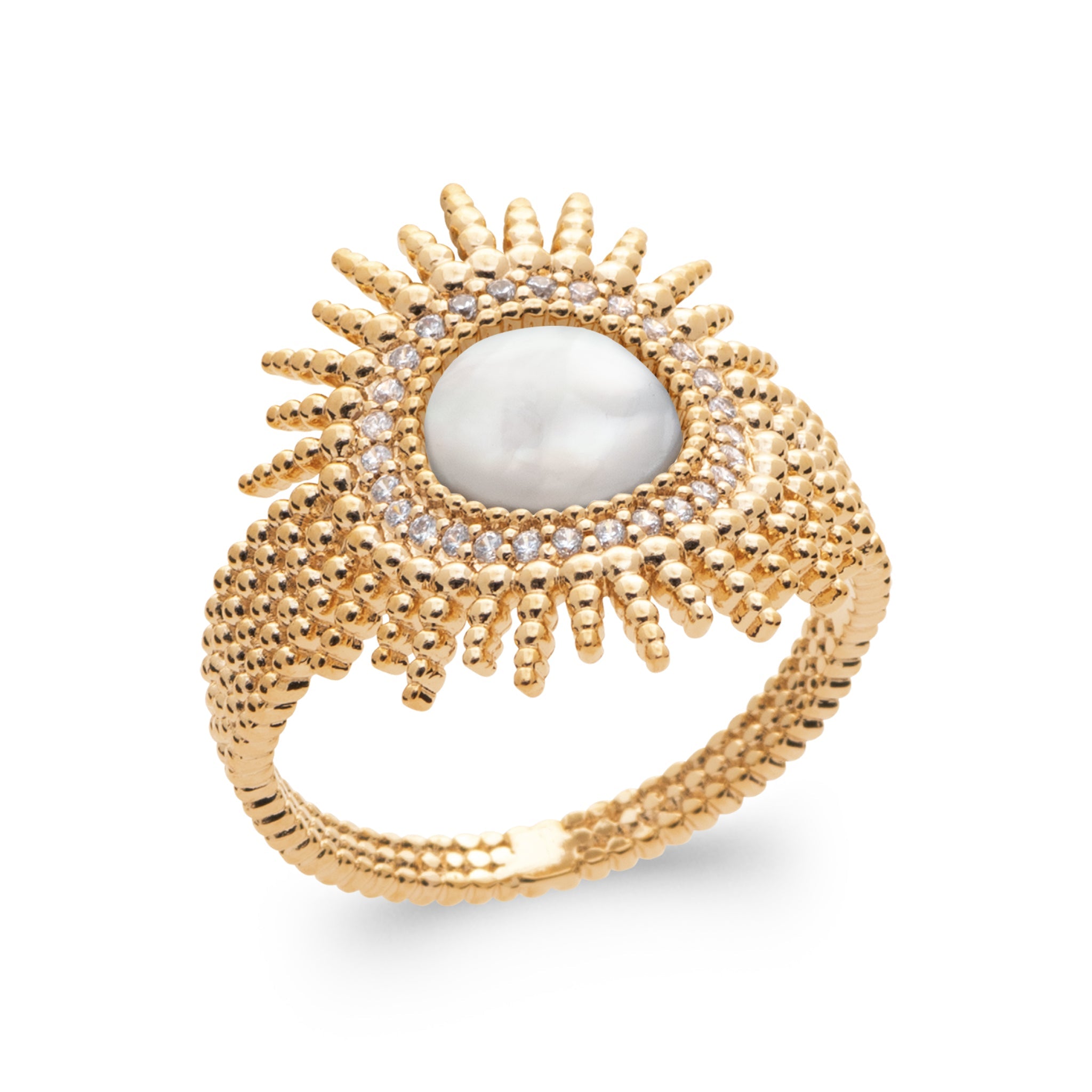 Bague dorée Angela soleil, nacre et zircons - Bijou photographié sur fond blanc