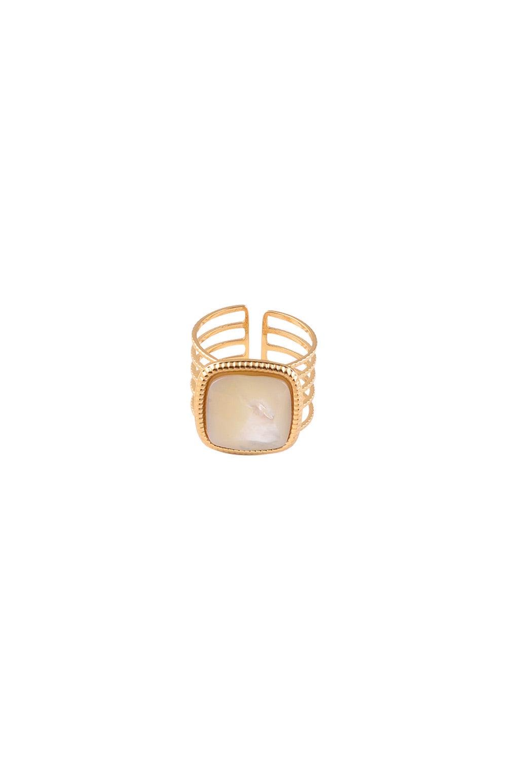 Bague dorée Aurore en nacre - Bijou photographié sur fond blanc