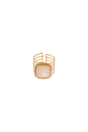 Bague dorée Aurore en nacre - Bijou photographié sur fond blanc