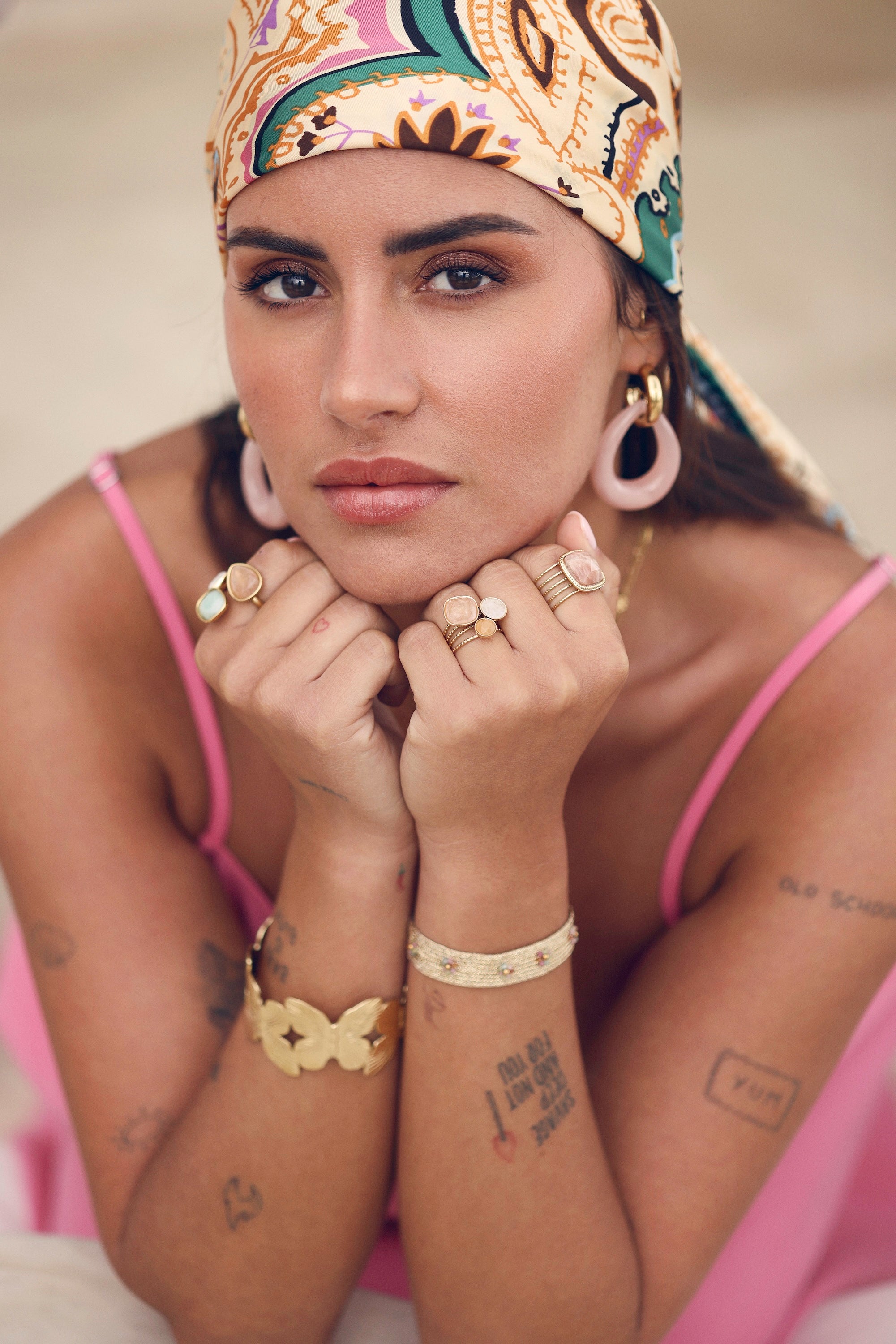 Bague dorée Aurore pierre du soleil - Bijou porté