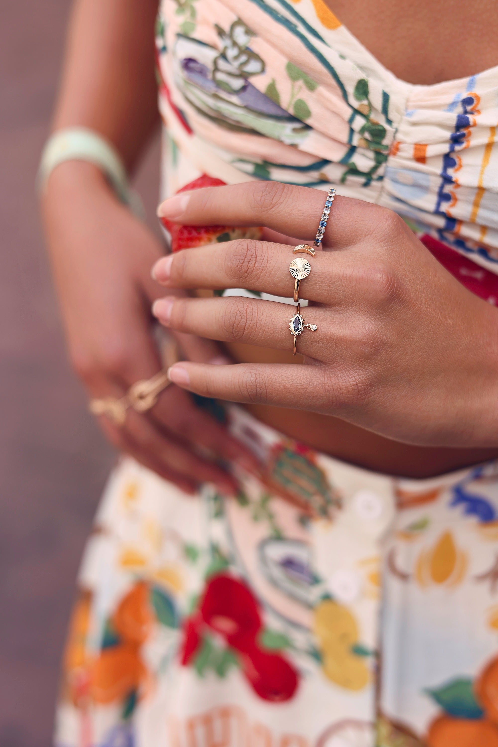 Bague dorée Camille bleu œil serti d'un zircon bleu avec un pendentif zircon blanc - Bijou porté
