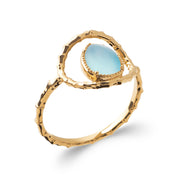 Bague dorée Cynthia aigue marine - Bijou photographié sur fond blanc