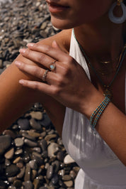 Bague dorée Cynthia goutte en aigue marine - Bijou porté