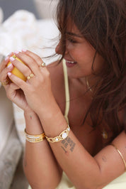 Bague dorée Delphine fleurs - Bijou porté