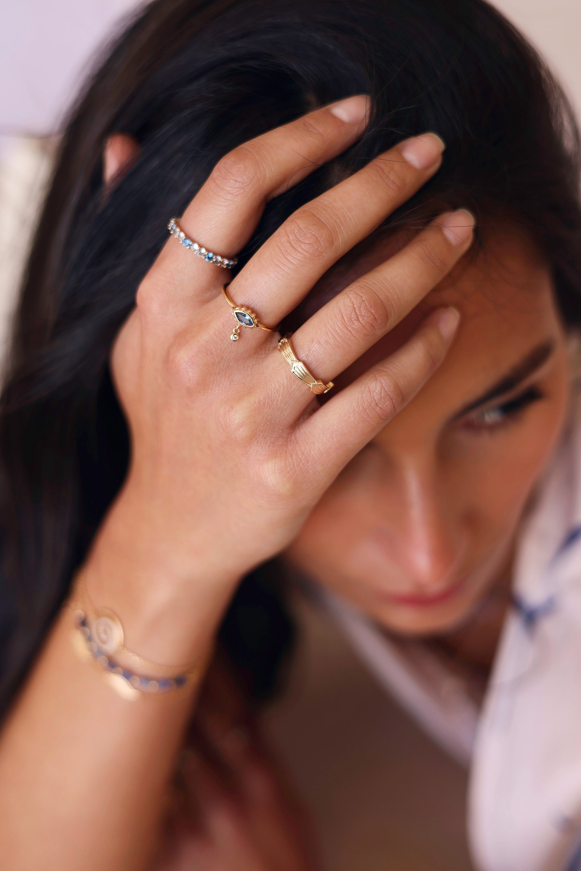 Bague dorée Géraldine bleu sertie de zircons aux nuances de bleu - Bijou porté