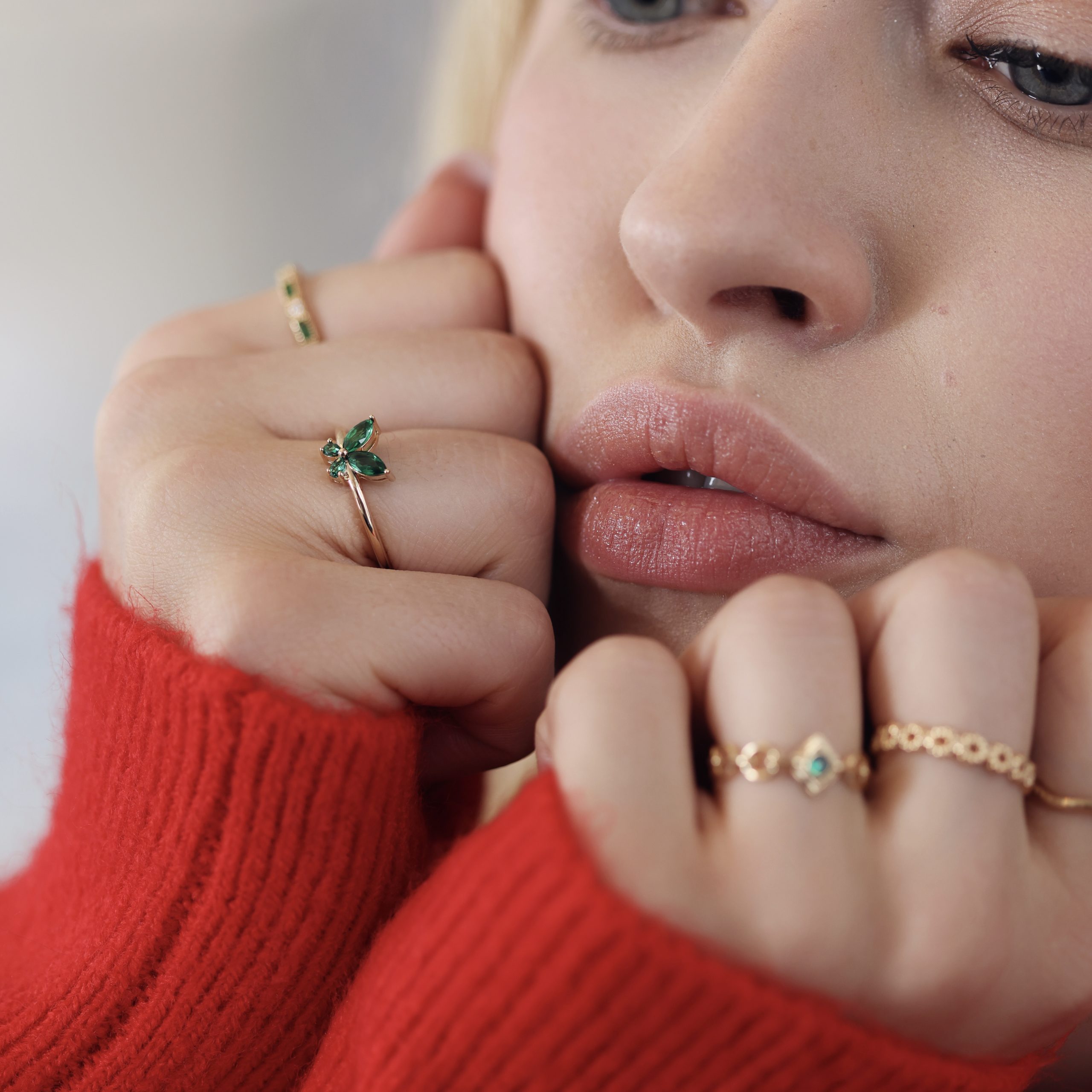 Bague dorée Lara vert papillon zircons - Bijou porté