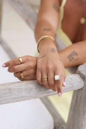 Bague dorée Lila portée