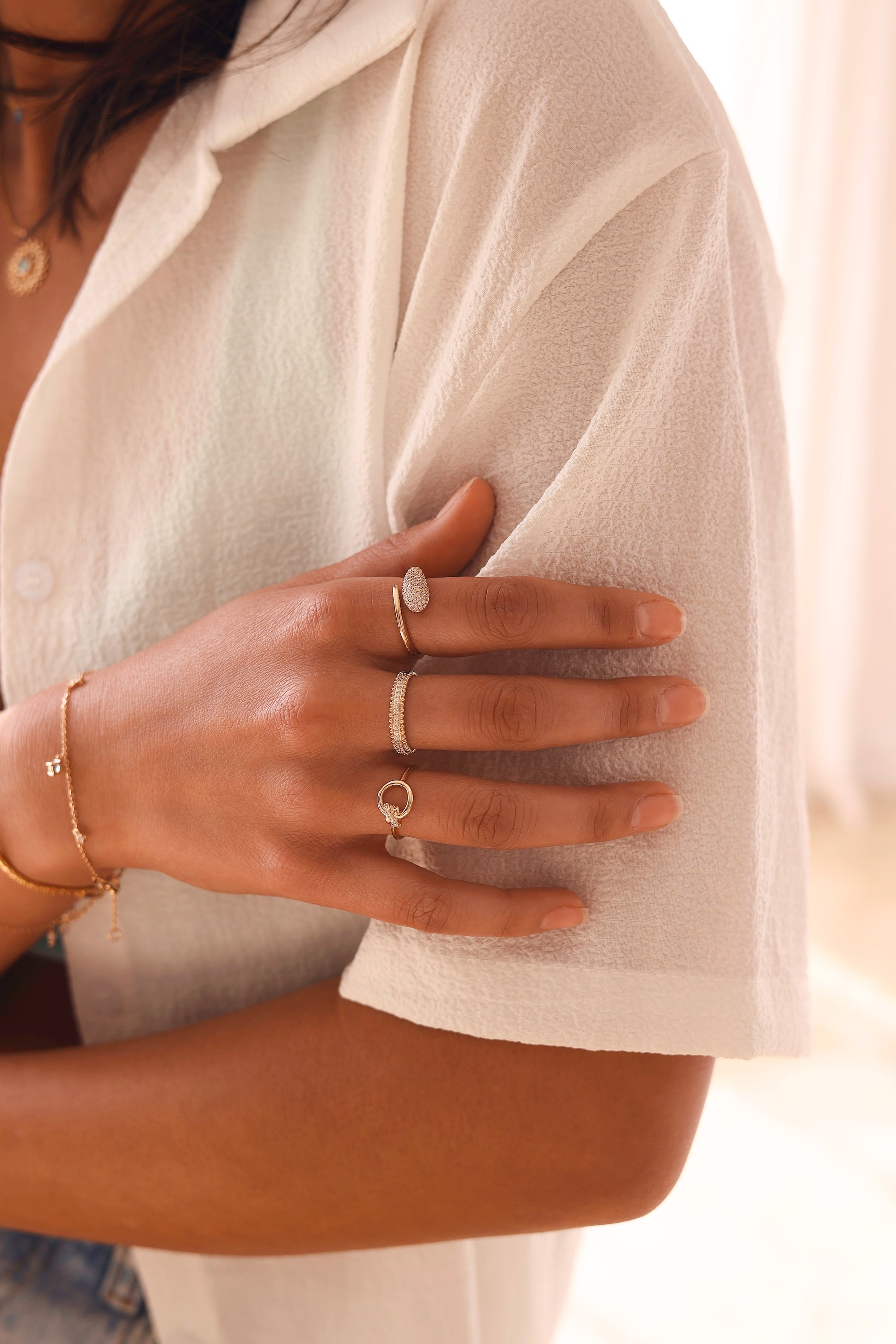 Bague dorée Marlow nœud zircons - Bijou porté